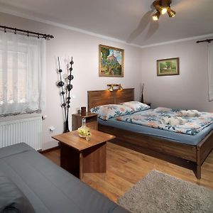 Pokój z łóżkiem king-size
